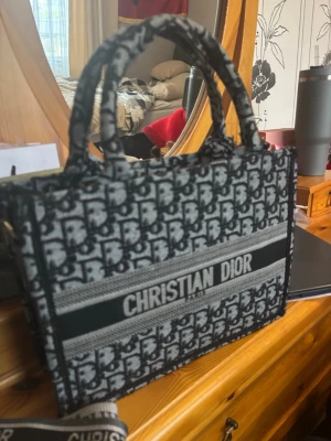 Zara - Fin tote bag knappt använd är väldigt classy. Väldigt fin att ha nu till sommaren 
