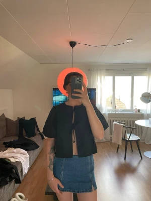 Blus med puff ärm - Glansigt tyg
