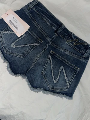 Nelly shorts  - Nya oanvända jeans shorts från Nelly, Mini Jeans Shorts i storlek 34. Med etikett kvar! Ordpris 499kr 