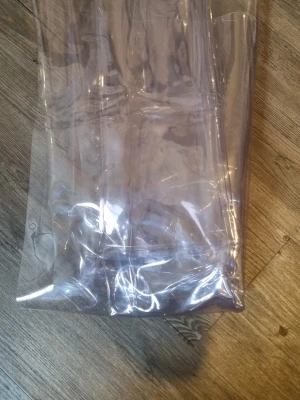 Plastruta till husvagns förtält / båtkapell - säljer en helt ny plast ruta som kan användas tillagning eller göra eget förtält till husvagn eller båtkapell eller till något annat projekt för billigt. Säljer pågrund av att vi köpte fel rut-typ och gick inte att lämna tillbaks. Men som sagt, inte en enda repa  eller hål i det! Måtten kan vara lite svåra och se på bilderna men det är på 101,5 X  139,5 CM