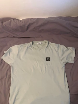  Stone Island t-shirt - Snygg ljusgrön t-shirt från Stone Island, den är äkta såklart och finns kvitto på, nyskick den har inga defekter. 