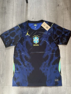 Blue brazil fotboll shirt World Cup 26 - Brazil high quality jersey from Nike Jordan. Size: S/M