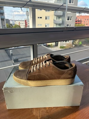 Lanvin DBB1 Suede & Nappa Cap-Toe Sneakers - Mockan är i fint skick och inga övriga defekter utöver normalt slitage som man ser på bilderna.   Hör av er för frågor🙌