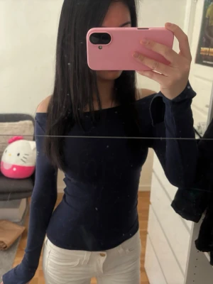 Mörkblå offshoulder topp - Snygg mörkblå offshoulder topp med lång ärm och tight passform. Från Gina Tricot. 💕skriv om du har frågor, kolla min profil för annat fint!! 