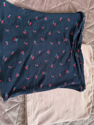 2 tub tops - Hollister & Brandy Melville  - 2 stycken tub topps ifrån brandy och Hollister ❤️