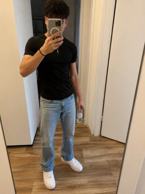 Jeans Jack & Jones - Säljer ett par ljusblå skinny jeans från Jack & Jones med klassisk look. Jeansen har en tvättad look och smal passform som sitter tight längs benen. Perfekt för en mer ”grishig” stil för en billigare peng. W27 /L 30