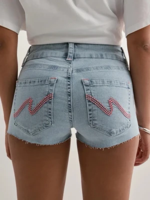 Nelly stitch jeans shorts - Snygga ljusblå denimshorts med råa kanter och broderade bakfickor i rosa och vitt zigzag-mönster. Hög midja och klassisk femficksmodell, perfekta för varma dagar. Helt nya!