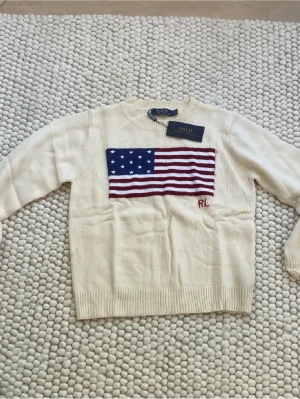 Ralph Lauren tröja med klassiskt USA tryck - Säljer denna as feta Ralph Lauren tröja för endast 599!! Den kommer men tags och är helt ny. Passa på innan den blir såld. Kontakta vid minsta lilla fråga eller intresse👌👍
