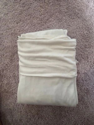 Vita yogapants bootcut - Säljer ett par vita yoga pants i stretchigt och mjukt tyg. Lappen är avklippt med passar mig bra som vanligtvis har S o byxor💗De är lite smutsiga på nåt ställe men det kan jag försöka få bort i tvätten😊