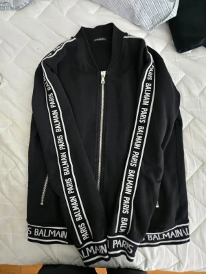 Svart zip hoodie från Balmain Paris - Mycket gott skick. 100% äkta. Storlek S. 