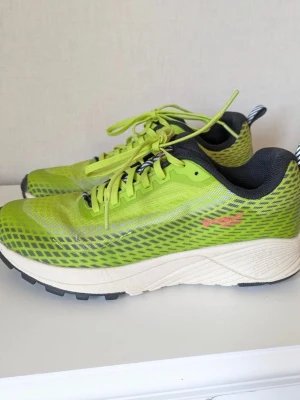 Icebug Newrun W Buggrip Storlek 40 - -Sparsamt använda då jag fick så ont i hälsenan av dom så jag kan ej använda dom.. Mörka nyanser syns då jag råkade trampa i lera men det syns dock lite och är lite svårt att få på bild, det finns  på snören också . Dubbar har lite rost så lite svinto på dom kan behövas . Lite skav på kant på sko i det vita då jag inte tänkte så långt och drog av mig skon med skon så dubbar skavde i skorna. Lite text är skavd i skorna. Större bilder kan skickas.. Någon till miniskavank kan förekomma.