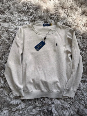Ralph lauren crewneck - Fet Ralph lauren crew neck som är perfekt till sommaren. Använd 2 gånger. Tag och en påse medföljer tröjan. Storlek S. Vid eventuella frågor är det bara att skriva✅
