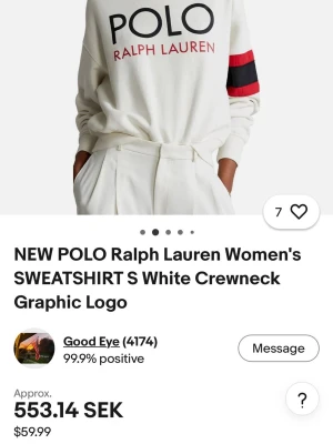 Vit sweatshirt från Ralph Lauren - Vit sweatshirt från Ralph Lauren med stor svart och röd POLO-logga på bröstet. Tröjan har rund halsringning, ribbade muddar och en svart samt röd rand på ena ärmen. Perfekt för en clean och sportig look.