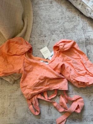 coral blus - söt topp/blus från gina. Inga defekter och prislappen sitter kvar💕💕