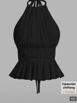 svart blus från shein  - Trendig svart  blus med öppen bak och volang nertill. helt ny, aldrig använd. storlek xxs petite.  perfekt för att piffa till en sommar outfit 