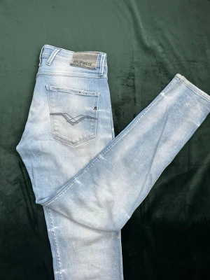 Ljusblå skinny jeans från Replay - Säljer ett par ljusblå skinny jeans från Replay med klassisk femficksdesign och snygga detaljer på bakfickan. Jeansen har en tvättad look och är tillverkade i mjuk denim med stretch för extra komfort. Perfekta för en avslappnad och trendig stil. Längden är 30. Pris kan diskuteras. MVH stentorparchive⚓️