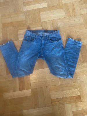 Tiger of sweden Iggy jeans strl 32/32 - Snygga blå slim fit jeans med klassisk femficksdesign och dragkedjegylf. Jeansen har en lätt tvättad look och raka ben. Perfekta för en avslappnad stil och passar till det mesta. Storlek 32/32