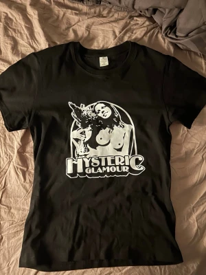 Hysteric Glamour t-shirt - Cool svart t-shirt från Hysteric Glamour  helt ny!!!