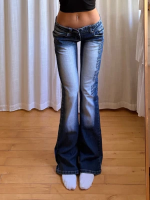 Crazy Age Jeans - midja: 40 innerbenslängd: 83 jag är ca 165cm! Obs knappen är av