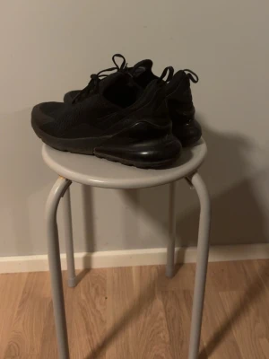 Nike 270  - Säljer dessa 270d då jag har haft dom ett tag och inte använder dom. Är i extremt bra tillstånd! Strl 42. Skriv om ni har funderingar💯