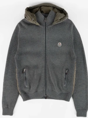 Moncler cardigan  - Grå cardiganjacka från Moncler med stickade ärmar. Storlek xxl men har skräddarsytt den så den sitter som en M/L. Säljer lägre pris pågrund av att jag inte hittar kvittot.skriv om ni vill ha fler bilder med den på.