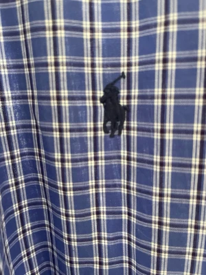 Ralph Lauren skjorta L - Snygg skjorta för sommaren från RL Storlek L. Modellen är 188 väger 78. Fråga gärna om ni undrar något!