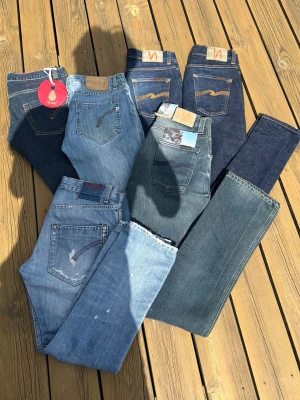 Nudie Dondup Jeans Paket 6 ParMärkesjeans - Paket med 6 par märkesjeans från Nudie och Dondup i olika tvättar och modeller. 3 par Nudie och 3 par Dondup där 1 par från varje märke är helt nya med tags kvar. Storlekar runt waist 28 till 30. Bara de två helt nya jeansen är värda mer än hela paketpriset. Perfekt om du vill få flera premiumjeans till bra pris.