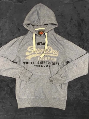 Blå hoodie från Superdry - Riktigt snygg blå hoodie ifrån superdry. Storlek XS o och den sitter gött, är väldigt modern. Väldigt eftertraktad hoodie i alla färger. Hör av er vid frågor eller funderingar😍