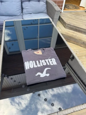Hollister t shirt - En fet hollister tshirt som är i s och sitter som slimfit