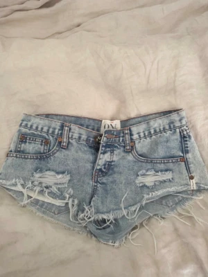 one teaspoon 25 lågmidjade shorts - super fina shorts från one teaspoon, säljer pga för små men knappast använda! pris går att diskutera!!