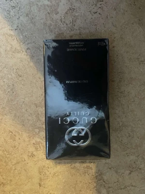 Gucci Guilty Pour Homme EdP - Gucci Guilty Pour Homme Eau de Parfum är en lyxig herrparfym i en elegant svart förpackning med silverdetaljer och tydlig Gucci-logga. Perfekt för dig som gillar exklusiva och moderna dofter.