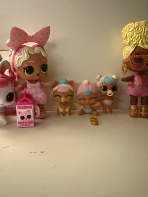 LOL Surprise dockor och djurfigurer - Alla 6st-450kr, 3 bäbisar-120kr 1 kanin+skor och vattenflaska- 110kr, en vanlig docka med rosa rosetter och rosa kläder-150kr, en guldig vanlig docka med kläder-150kr, dom stora vanliga dockorna ändrar färg i solen.