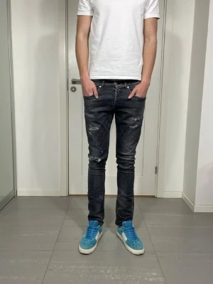 Dondup George Jeans - Säljer nu dessa Dondup George jeans med snygga slitningar i populär design, skriv för fler bilder/frågor🙌🏼