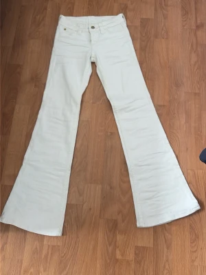 Vita lågmidjade bootcut jeans från Weekday - Jag säljer mina vita jeans från weekday då jag köpte dom från Vinted m pl och ej passade mig. Så helt oanvända och inga defekter och helt som nya förutom en missfärgning vid gylfen som dock inte syns alls när man har sig på dom eller knäpper dom, men som va där när jag köpte dom på Vinted. Jag köpte dom för 900 kr från Vinted. Dom är i storlek 25/30. (Ser ut som missfärgningningen kommer ifrån gylfen som har färgat av sig, så tror inte de har kommit pågrund av nåt annat så klassar dom i nyskick)