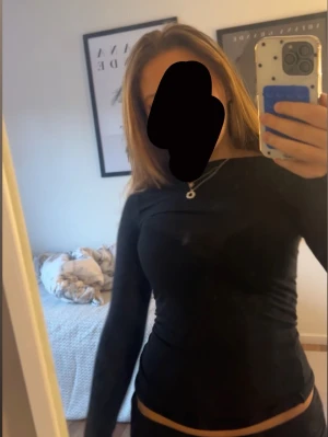 Svart intimissmi tröja  - Helt ny svart intimissmi tröja som jag bara använt en gång pågrund av att jag inte gillar den på mig men annars är den jätte snygg💗ny kostar 489 säljer för 250 eftersom jag köpte den för 2 månader sedan 
