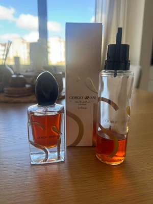 Giorgio Armani Sì intense edp - En flaska 50 ml och en refill med ca 25-30 ml kvar. Har endast kartong for refillen kvar. De har stätt i ett skap i över ett år och ska nu vidare till nägon som får användning för dem.  Si Eau de Parfum Intense fran Giorgio Armani är en Chypre blommig doft för kvinnor. Toppnoten ar Svarta vinbär; hjartnoterna ar Ros och Davana; basnoterna är Vanilj, Vanilj och Te. 
