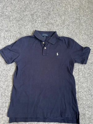 Ralph Lauren piké - Hej! Säljer en stilren pikétröja från polo Ralph lauren i väldigt fint skick som är helt perfekt muntlig sommaren. Tveka inte på att höra av dig vid fler frågor🙌🙌