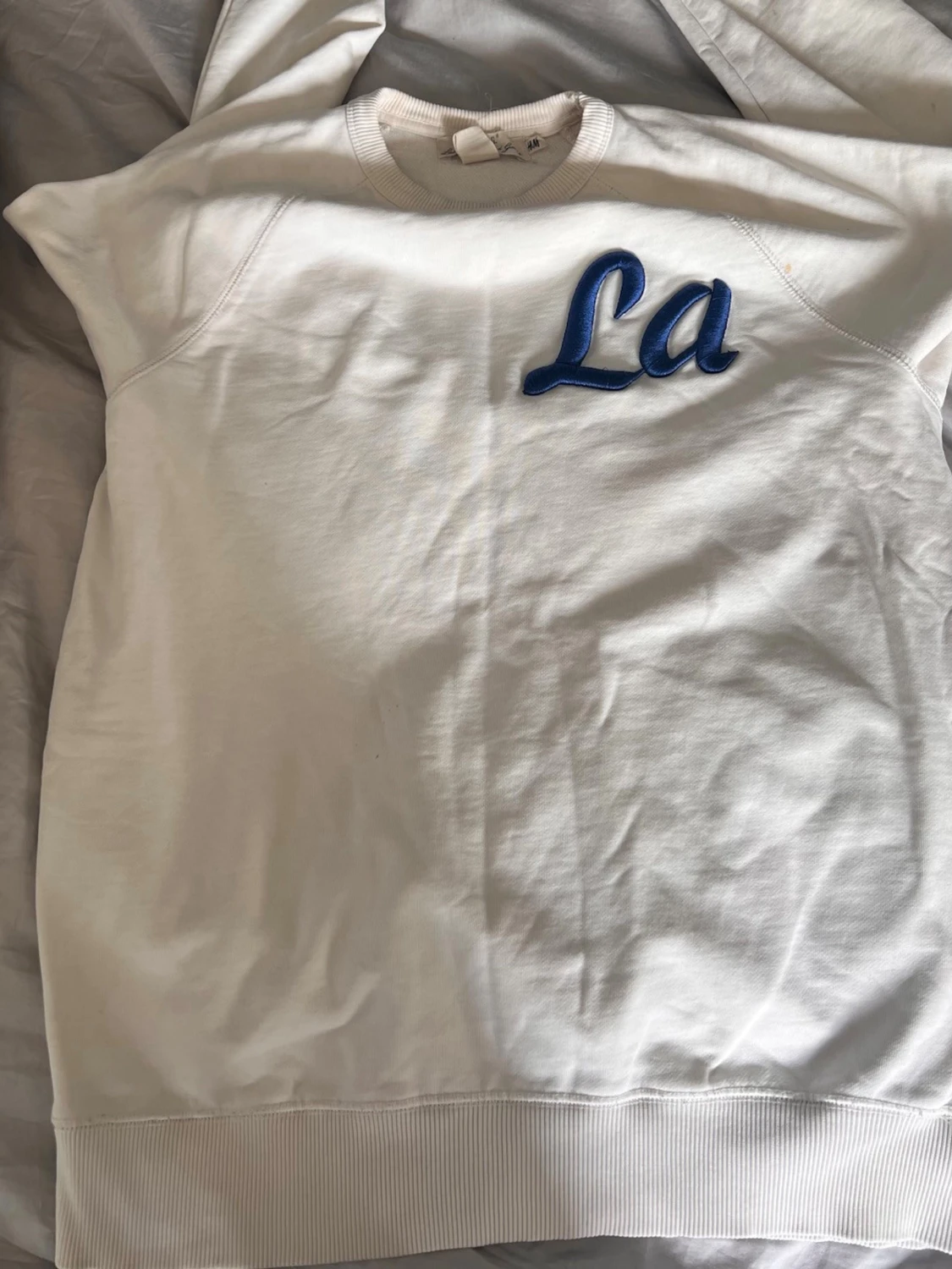 Vit hoodie med blå LA-tryck