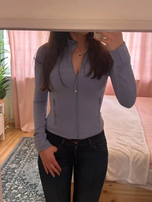 Lululemon Blue Cropped Nulu Jacket - Original pris: 1299 kr || Säljs för: 799 🫧🐬