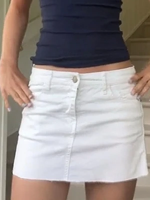 Vit kort jeanskjol med fickor - Såå sjukt snygg vit kort jeanskjol som tyvärr inte passar mig längre🥹🫶❤️, väldigt fin nu till i sommar🤩🙌hör av vid intresse!!