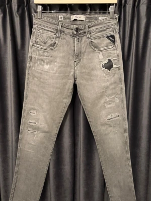 Replay anbass aged 10  - Replay anbsss aged 10 - skick 9/10, mycket bra skick! - storlek 27/32 - sjukt snygga jeans med feta slitningar och fet färg - hör av er vid frågor🙌