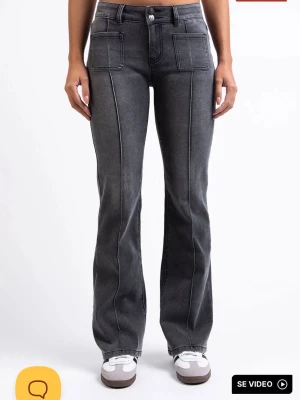Grå bootcut jeans  - Gråa bootcut jeans från Madlady i storlek 32 Regular (jag är 169). Byxorna är använda ett fåtal gånger och ser som nya ut. Säljer då de blivit försmå och även för ett riktigt bra pris då dom kostar 700kr på hemsidan. Skriv gärna för fler bilder eller information jag svarar direkt💕
