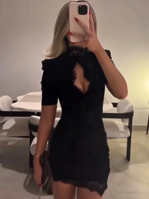 Noughts & kisses klänning  - Snygg svart kortklänning med spetsdetaljer vid halsen och nederkanten. Den är från Noughts and kisses och jag köpte den för 1600kr inklusive frakt och tull! Den är oanvänd och har alla lappar kvar. 