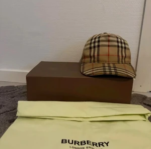Burberry keps  - Här säljs en burberry keps skick 8-10 hör av er vid intresse 