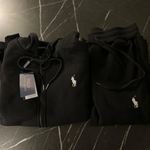 Svart Dress från Polo Ralph Lauren Strl S -  Säljes en väldigt fin och fräsch dress från Polo aldrig använt endast testad 1 gång och legat i skåpet sedan dess! Inga slitage eller liknande finns alls! Strl S Herr Svart med Vit Häst  Finns i Stockholm, kan mötas upp eller frakta