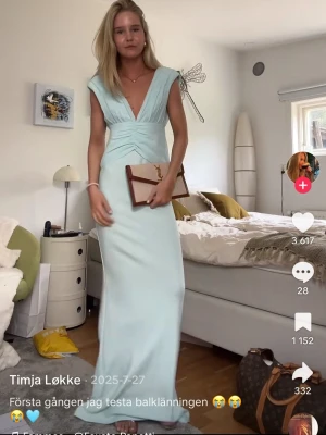 Ljusblå balklänning - Klänningen är helt ny och har prislappen kvar men säljs då den tyvärr inte går att returnera. Storleken är XL men den passar snarare som en M då modellen är liten i storleken och sitter figurnära. Nypris utan frakt är 1400 kr.  Perfekt klänning till bal, student, examen, sommarfester, middagar eller andra festliga tillfällen. En elegant och stilren klänning som verkligen kommer till användning under sommaren.  Skriv om ni har några funderingar, kan tänka mig sänka priset vid snabb affär💞💞  