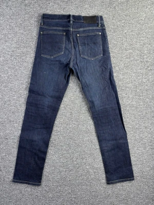 Tiger of Sweden Slim Fit Jeans – Strl 32/34 - Stilrena Tiger of Sweden jeans i slim fit – perfekt modell för en clean och mer dressad look.  ✔️ Storlek: 32/34 ✔️ Slim fit ✔️ Mörkblå klassisk wash ✔️ Minimalistisk och tidlös design ✔️ Funkar både till sneakers och boots  📏 Måtten visas i bilderna. 🔍 Möjliga defekter visas i bilderna. 💬 Följ mig så får du 10% rabatt.  Perfekta everyday-jeans med premiumkänsla. 