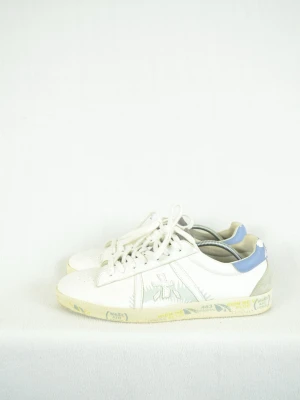 Premiata sneakers  - PREMIATA SNEAKERS  Storlek : 42  Passform : Normal  Användning : Skorna är i ett fint skick men lite defekt på de blåa på hälen   Nypris : Cirka 3000SEK