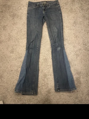Blå bootcut jeans från Only - Säljer ett par blå bootcut jeans från Only med låg midja. Jeansen var skinny men jag har sytt ut dom. Skriv om du har fler frågor! 