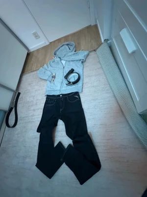 Replay Hyperflex svarta skinny jeans - Snygga svarta Replay Hyperflex jeans med skinny fit och klassisk femficksdesign. Jeansen har kontrastsömmar, bruna läderpatch med Replay-logga och coolt broderi på bakfickorna. Stretchigt material för extra komfort och stil. Skulle säga att dem är mindre i midjan, känns som 28 i midjan 